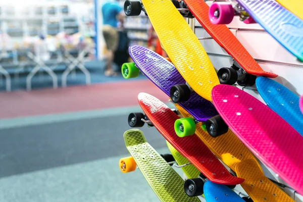 Wiele Kolorowych Plastikowych Małych Zabawek Deskorolkowych Powieszonych Wystawie Sklepowej Sport — Zdjęcie stockowe
