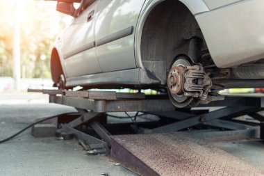 Araba tekerleği tamir atölyesi. Atölyede mevsimlik lastik değişimi. Araç lastiği tamiri, teftiş ve bakım. Şişirilebilir hava basınçlı otomotiv garajı. Kopyalama metni.