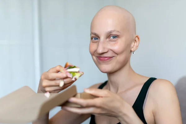 아름다운 코카서스 여인의 초상화는 실내에서 점심으로 샌드위치를 즐긴다 유방암을 사람은 — 스톡 사진