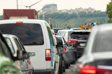 Otobanda trafik sıkışıklığı ve arka planda Kiev olan otoyol. Otoyol bariyeri ülke sınırını kontrol etmek için tıkandı. Trafik kazası ve otoyolda kuyruk var..