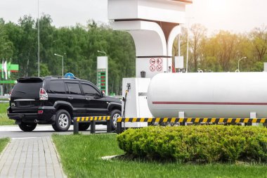Sıvı propan benzin istasyonu. Siyah modern SUV yakıt deposu alternatif güç, doğal sıvılaştırılmış yakıt..