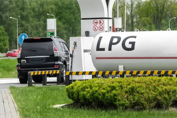 Gasolinera Propano Líquido Depósito Repostaje Suv Moderno Negro Con Combustible — Foto de Stock