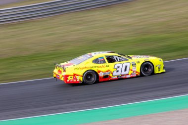 Oschersleben, Almanya. 21 Eylül 2025 'te. Manzara savaşı Oschersleben Motorsport Arena pistinde Nascar Whelen Euro Serisi. Avrupa Amerikan Otomobil Sporları Yarışması.