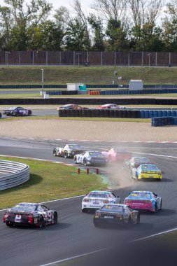 Oschersleben, Almanya. 21 Eylül 2025 'te. Manzara savaşı Oschersleben Motorsport Arena pistinde Nascar Whelen Euro Serisi. Avrupa Amerikan Otomobil Sporları Yarışması.