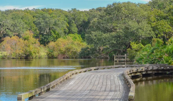 佛罗里达州拿骚县阿米莉亚种植园附近的木桥 — 图库照片