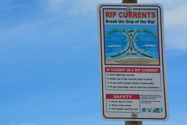 Uyarı işaretleri ve bayraklar, Jacksonville Beach, Duval County, Florida plaj.