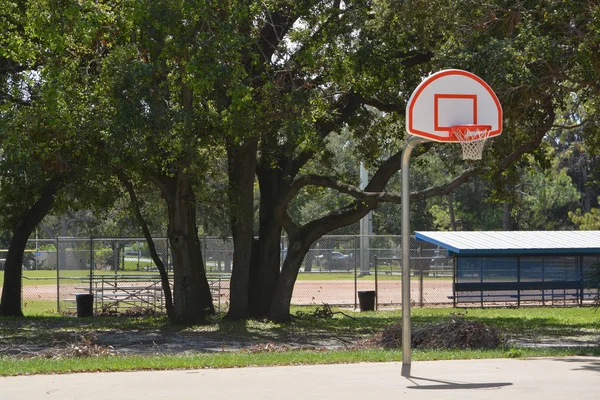 Basketballkorb Auf Dem Außenplatz Largo Florida — Stockfoto