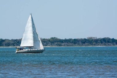 Cumberland Sound 'da yelkenli yelken. Fernandina Beach, Nassau Ilçesi, Florida Usa