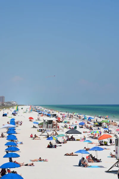 Пляжники Пляже Пенсакола Бич Округе Эскамбиа Флорида Берегу Мексиканского Залива — стоковое фото