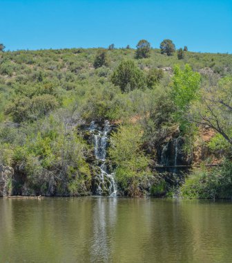 Prescott Vadisi 'ndeki Fain Gölü Şelalesi manzarası, Yavapai County, Arizona ABD