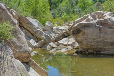 Lynx Creek 'te bir mağara, Prescott Vadisi, Yavapai Vadisi, Arizona, ABD