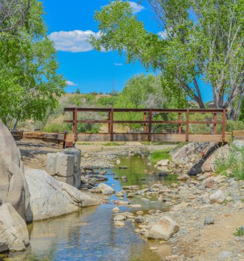 Bir köprü Fain Gölü 'nde bir parmak koyunu kaplar..