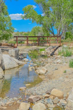 Bir köprü Fain Gölü 'nde bir parmak koyunu kaplar..