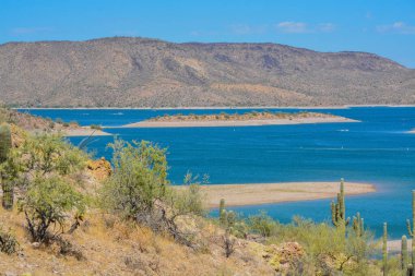 Pleasant Gölü manzaralı. Pleasant Bölgesel Parkı, Sonoran Çölü, Arizona ABD