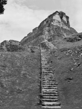 Siyah ve Beyaz, Xunantunich Arkeolojik Rezerv. Belize 'deki tarihi şehir kalıntıları