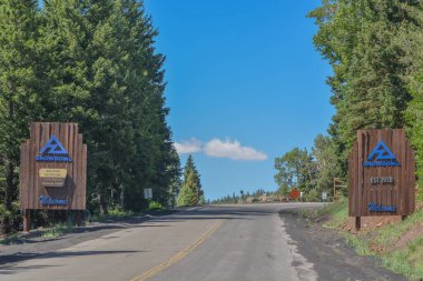 Humphreys Dağı 'ndaki Arizona Kar Kasesi Kayak Tesisi tabelası. Flagstaff, Coconino Ulusal Ormanı, Arizona