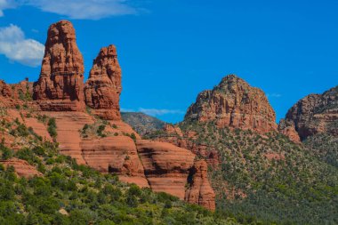 Sedona, Yavapai County, Kaibab Ulusal Ormanı, Arizona 'da Çekici Rahibeler kızıl kaya oluşumu