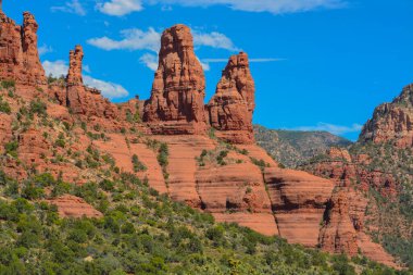 Sedona, Yavapai County, Kaibab Ulusal Ormanı, Arizona 'da iki rahibe kızıl kaya oluşumu.