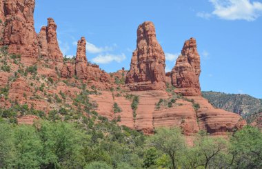 Sedona, Yavapai County, Kaibab Ulusal Ormanı, Arizona 'da iki rahibe kızıl kaya oluşumu.