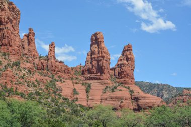 Sedona, Yavapai County, Kaibab Ulusal Ormanı, Arizona 'da iki rahibe kızıl kaya oluşumu.