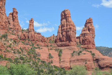 Sedona, Yavapai County, Kaibab Ulusal Ormanı, Arizona 'da iki rahibe kızıl kaya oluşumu.
