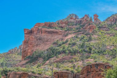 Coconino Ulusal Ormanı, Sedona, Arizona 'daki Oak Creek Kanyonu' nda muhteşem bir kızıl kaya sürücüsü..