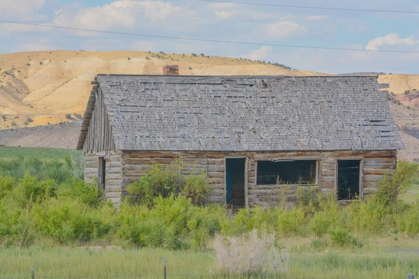 ロシアの古い放棄されたキャビンマニラ ユタ州の田舎で — ストック写真
