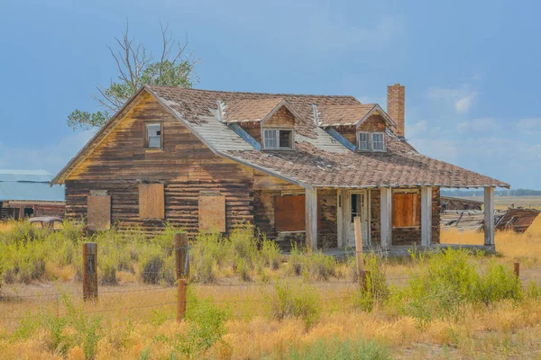 在科罗拉多州的一个大草原上 一座破旧的 破旧的 废弃的 破败不堪的农舍 — 图库照片