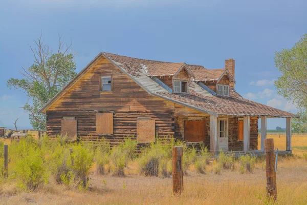 在科罗拉多州的一个大草原上 一座破旧的 破旧的 废弃的 破败不堪的农舍 — 图库照片