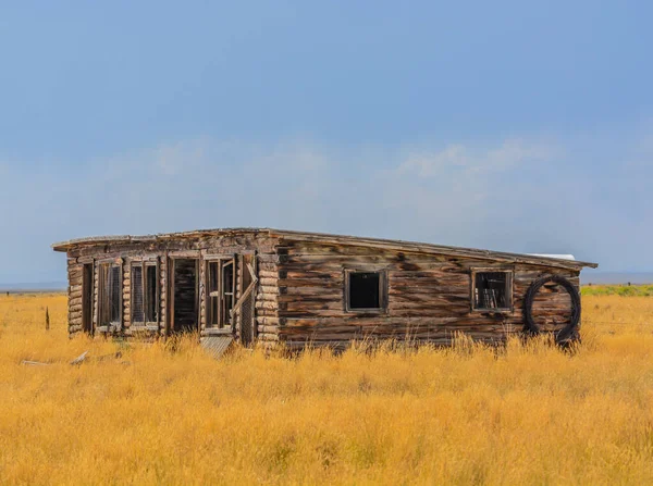 科罗拉多农村一个低矮的废弃谷仓倒塌了 — 图库照片