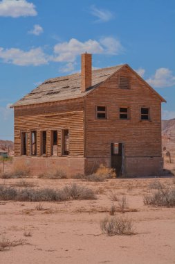 Arizona Tuba City 'de, Navajo bölgesinde terk edilmiş bir ahşap ev.