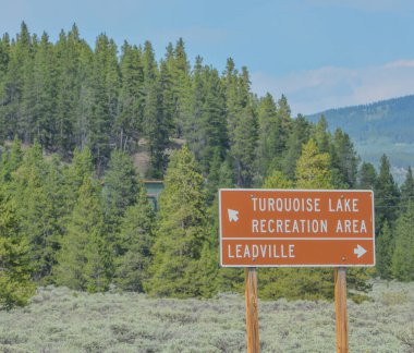 Turkuaz Gölü Dinlenme Alanı ve Colorado 'nun Rocky Dağları' ndaki Leadville tabelası
