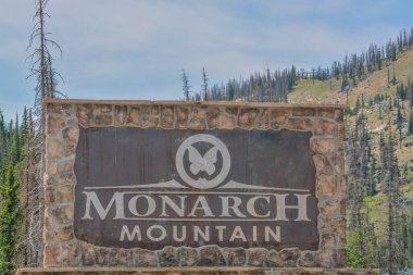 Colorado 'nun Rocky Dağları' ndaki Monarch Dağı kayak ve snowboard alanı tabelası.