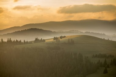 Gündoğumu dağ mesafeden güzel sahne
