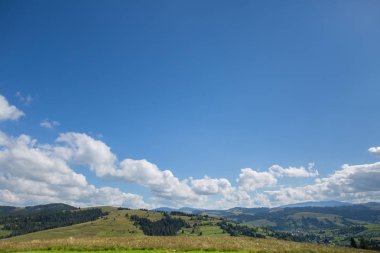 çayır, dağ ve mavi gökyüzü bulutlu