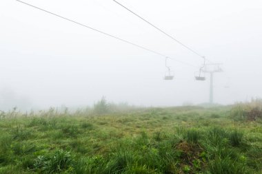 Mistik boş sandalye Asansör sis içinde