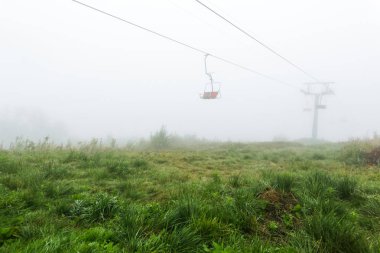 Mistik boş sandalye Asansör sis içinde