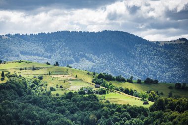 Güzel dağ manzarası ve güneş tarafından aydınlatılmış yamaç