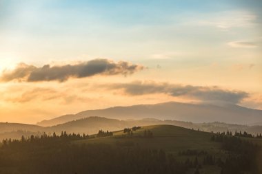 Gündoğumu dağ mesafeden güzel sahne