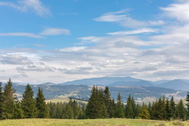 Dağlar aralığı ve fırtına bulutları