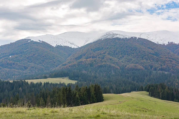 Діапазон гір і штормові хмари — стокове фото