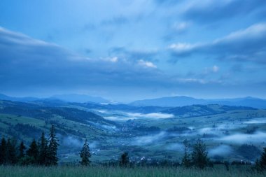 Güzel manzara ile gökyüzünde bulutlar dağ