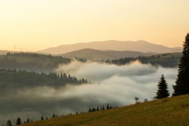 Gündoğumu dağ mesafeden güzel sahne