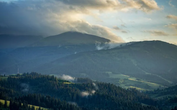 Nuages Orageux Sur Les Montagnes Forêt Coucher Soleil — Photo