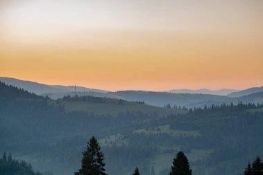 güzel bir sabah sis dağlar arasındaki vadide görünümünü