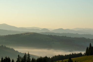 güzel bir sabah sis dağlar arasındaki vadide görünümünü