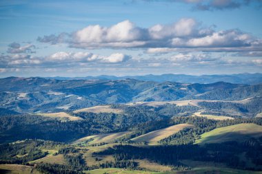 Bulutlar dağ aralığı boyunca alışılmadık şekli. Harika bir manzara.