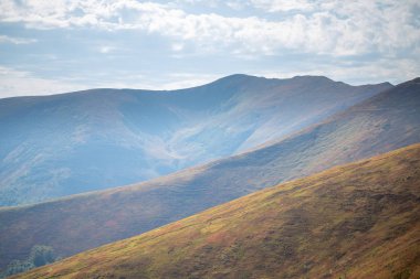 Bulutlar dağ aralığı boyunca alışılmadık şekli. Harika bir manzara.