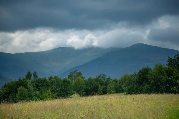 Krajobraz Górski Chmury Burzowe Świcie Deszczu — Zdjęcie stockowe