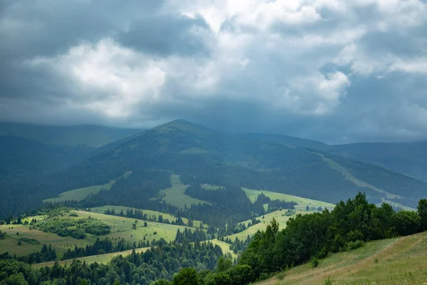 Paisagem Montanhosa Com Nuvens Tempestade Amanhecer Chuva — Fotografia de Stock